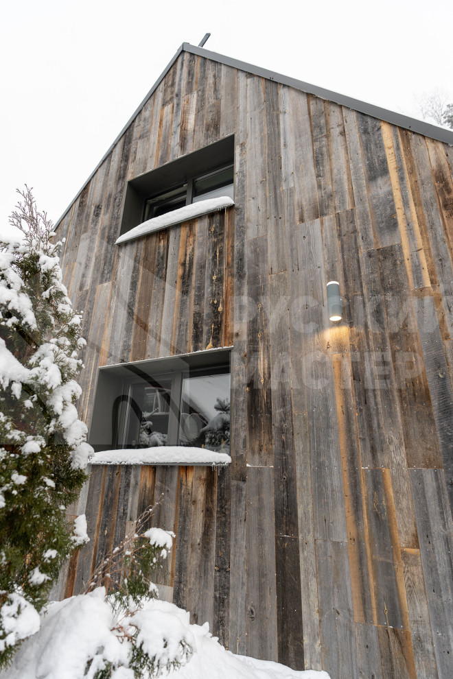 Современная баня в стиле барнхаус с отделкой из амбарной доски и доски Шале