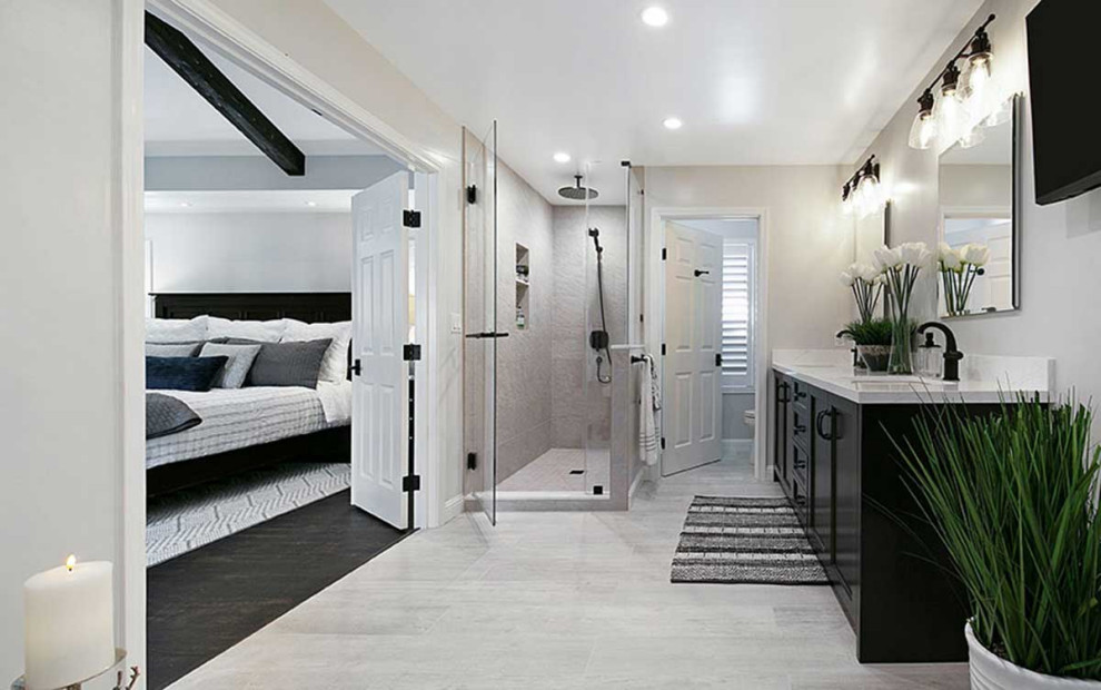 Exempel på ett stort klassiskt vit vitt en-suite badrum, med luckor med infälld panel, skåp i mörkt trä, ett fristående badkar, en hörndusch, en toalettstol med separat cisternkåpa, grå kakel, beige väggar, klinkergolv i porslin, ett undermonterad handfat, bänkskiva i kvarts, vitt golv och dusch med gångjärnsdörr