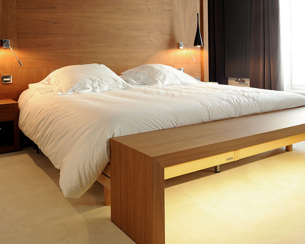 Imagen de dormitorio principal tradicional renovado grande con paredes marrones, suelo beige, madera y suelo de madera clara