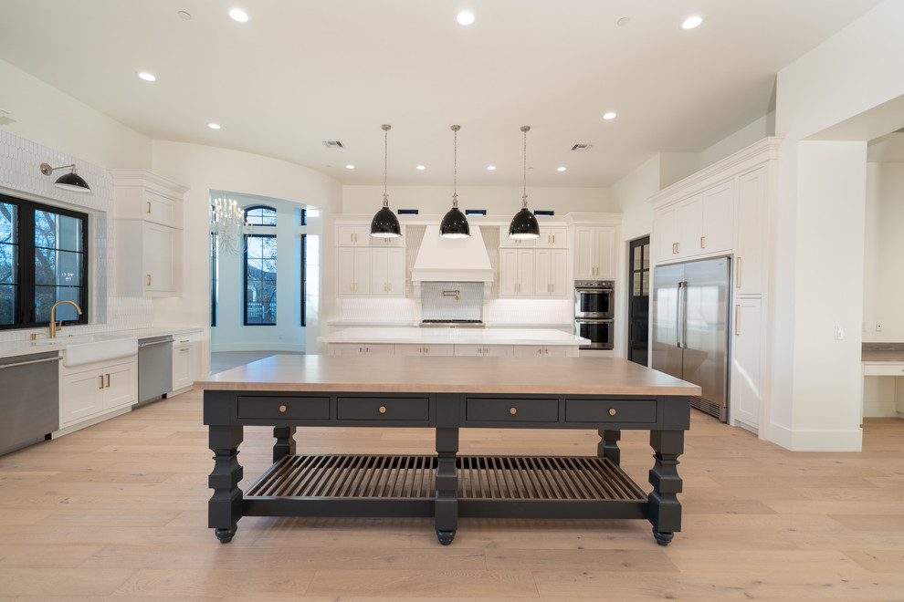 Example of a transitional home design design in Phoenix