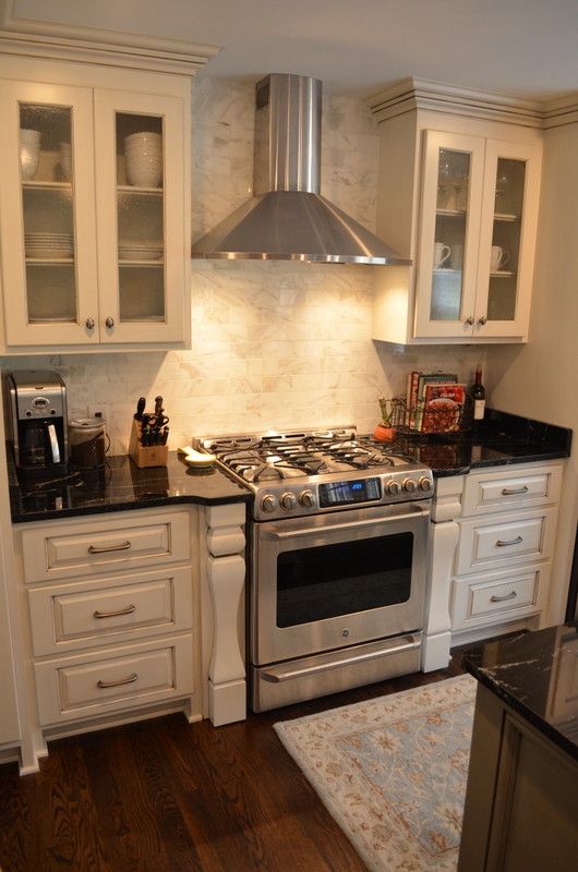 Example of a transitional kitchen design in Nashville