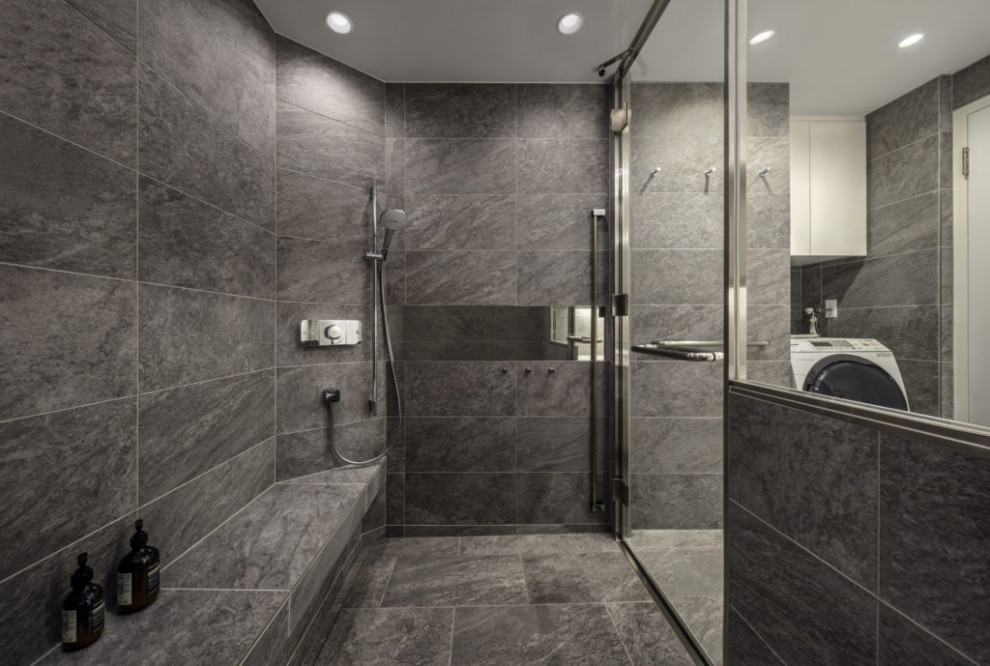 Modernes Badezimmer mit Einbaubadewanne, grauen Fliesen, grauer Wandfarbe, Einbauwaschbecken, grauem Boden, weißer Waschtischplatte, Einzelwaschbecken, eingebautem Waschtisch und eingelassener Decke in Tokio