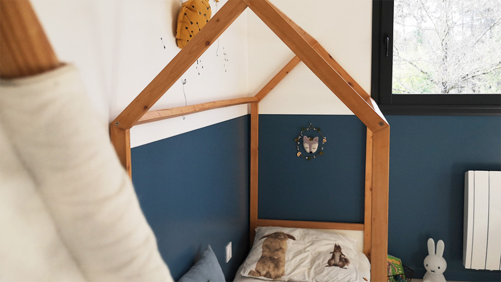 На фото: детская в скандинавском стиле с спальным местом, синими стенами, полом из ламината и белым полом для ребенка от 1 до 3 лет, мальчика с