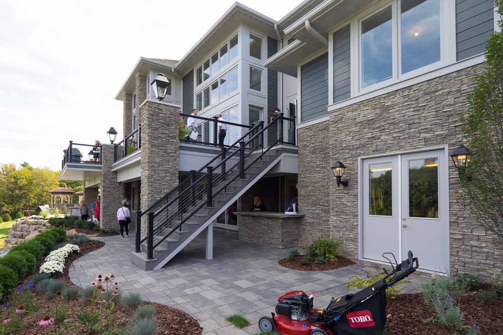 Photo of a large transitional partial sun front yard mulch garden path.