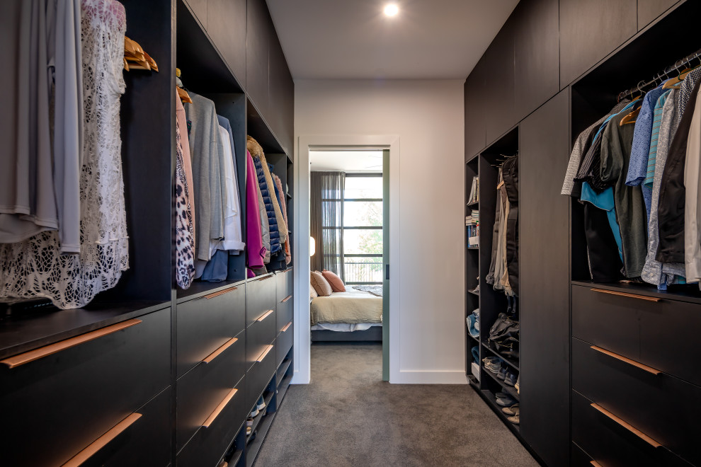 Mittelgroßer, Neutraler Moderner Begehbarer Kleiderschrank mit flächenbündigen Schrankfronten, schwarzen Schränken, Teppichboden und grauem Boden in Adelaide