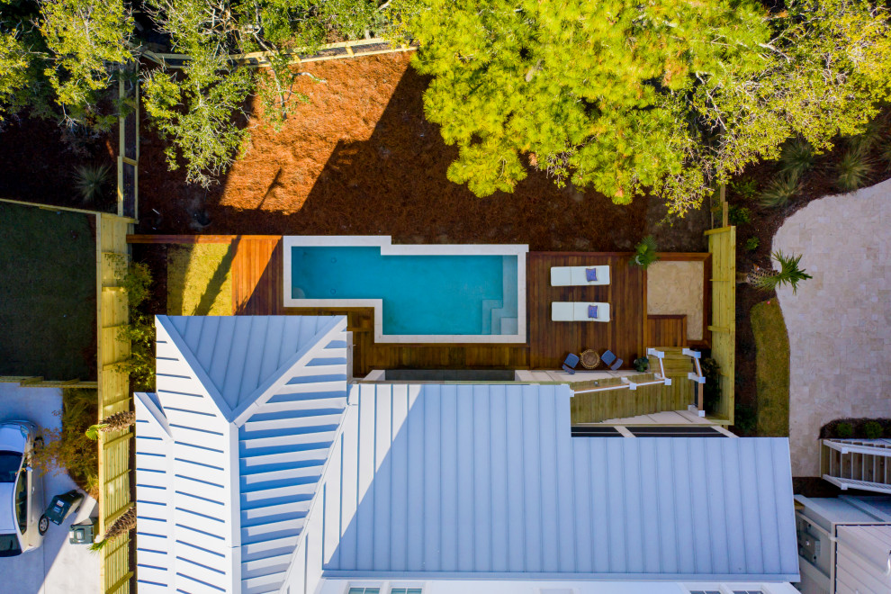 Идея дизайна: огромный, четырехэтажный, синий частный загородный дом в морском стиле с металлической крышей и серой крышей