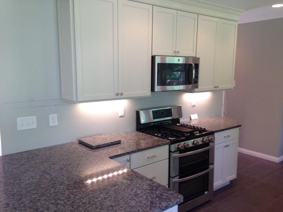 Home design - transitional home design idea in St Louis