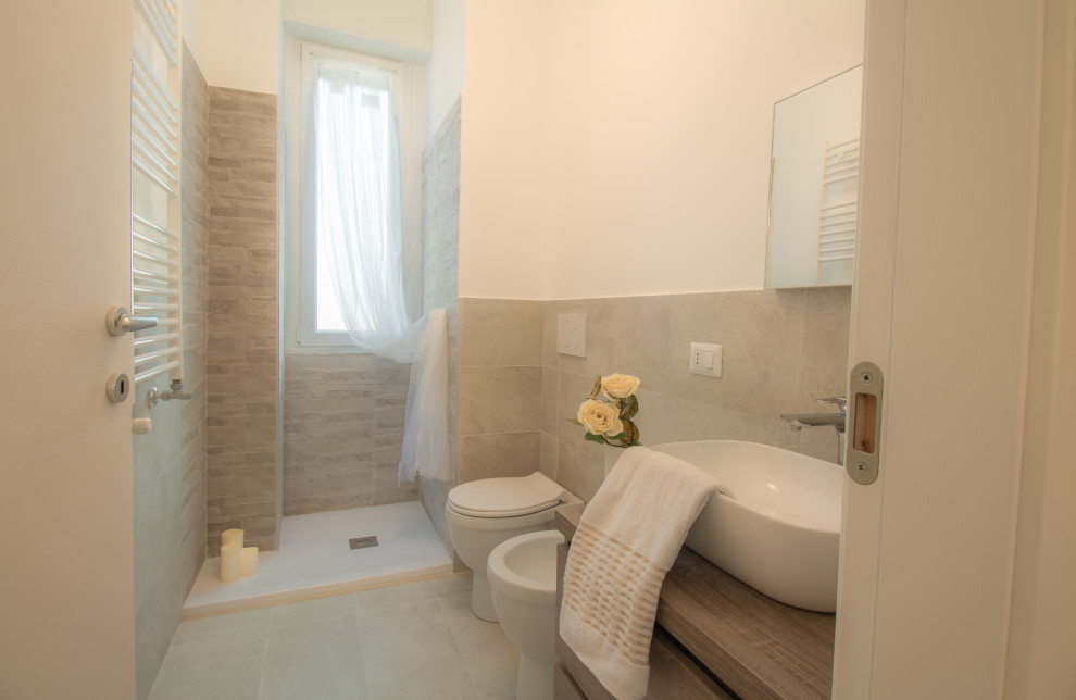Foto på ett mellanstort funkis badrum, med vita väggar, laminatgolv och beiget golv