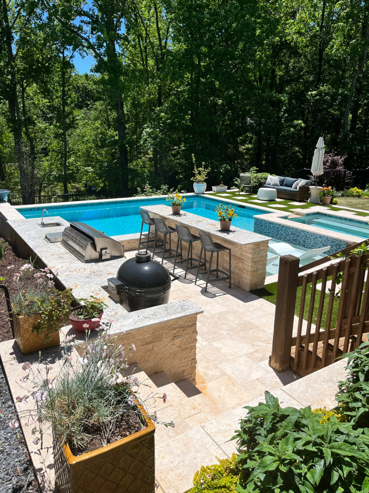 Großer Klassischer Pool hinter dem Haus in individueller Form mit Sichtschutz und Natursteinplatten in Sonstige