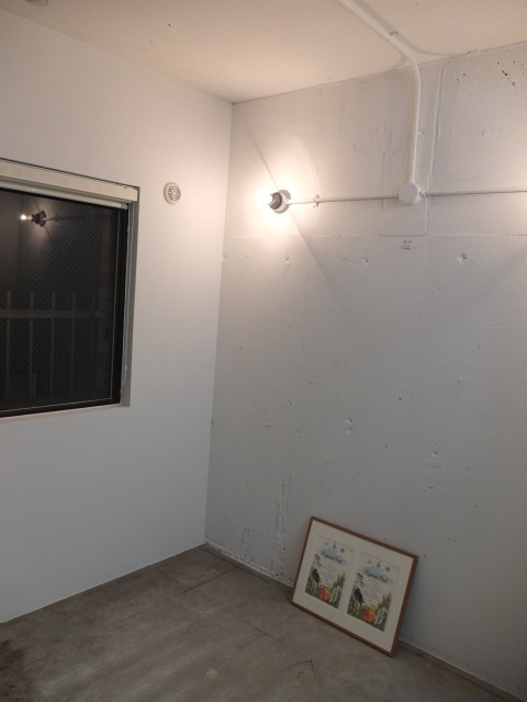ギャラリーライクな白い寝室 moderno-camera-da-letto