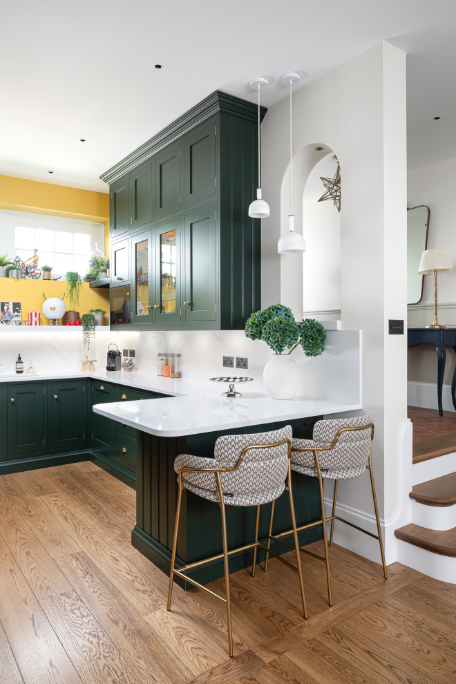 Kleine Eklektische Küche in U-Form mit Schrankfronten im Shaker-Stil, grünen Schränken, Quarzit-Arbeitsplatte, Küchenrückwand in Weiß und weißer Arbeitsplatte in London