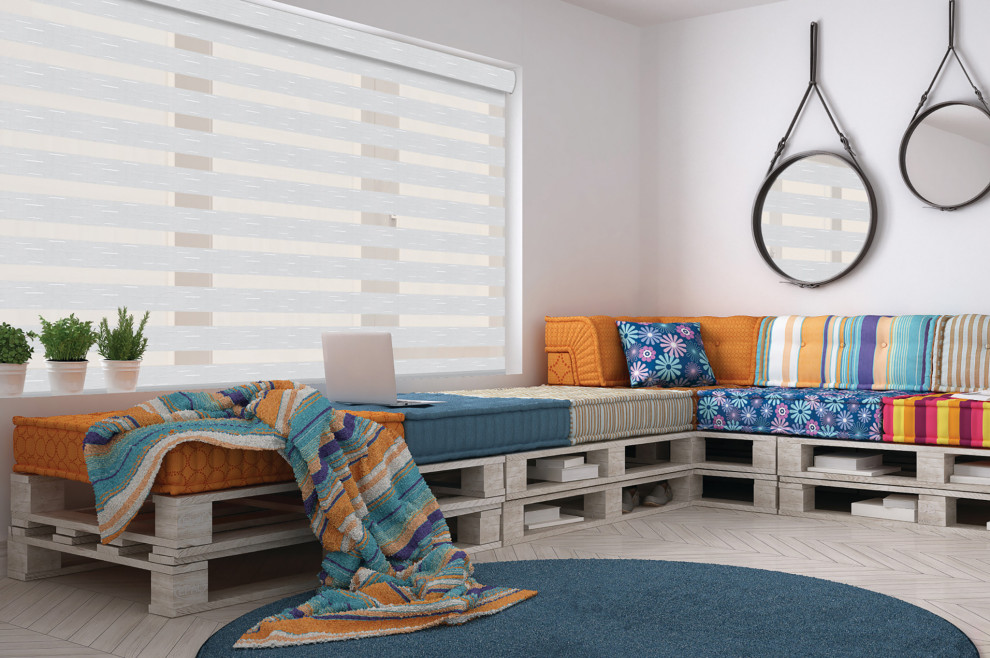Cette image montre une chambre d'enfant minimaliste de taille moyenne avec un mur blanc, parquet clair et un sol gris.
