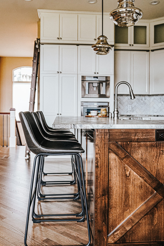 Transitional kitchen photo in Seattle
