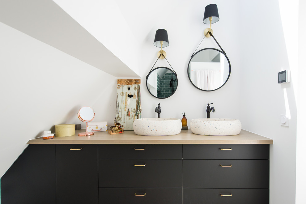 Inspiration for a contemporary 3/4 bathroom in Montpellier with flat-panel cabinets, black cabinets, white walls, a vessel sink and wood benchtops.