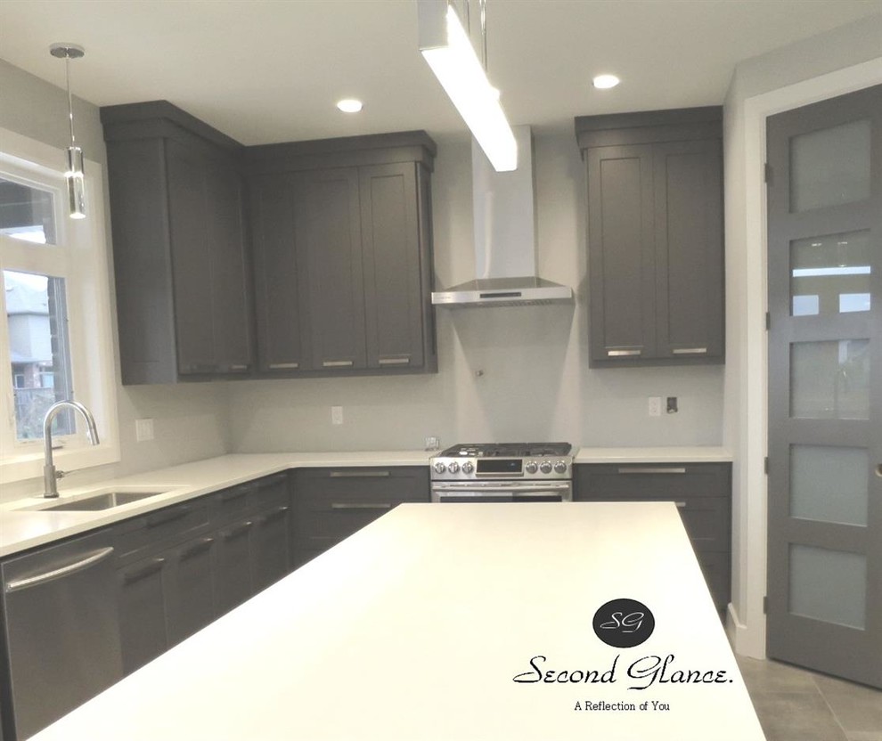 Example of a transitional kitchen design in Toronto
