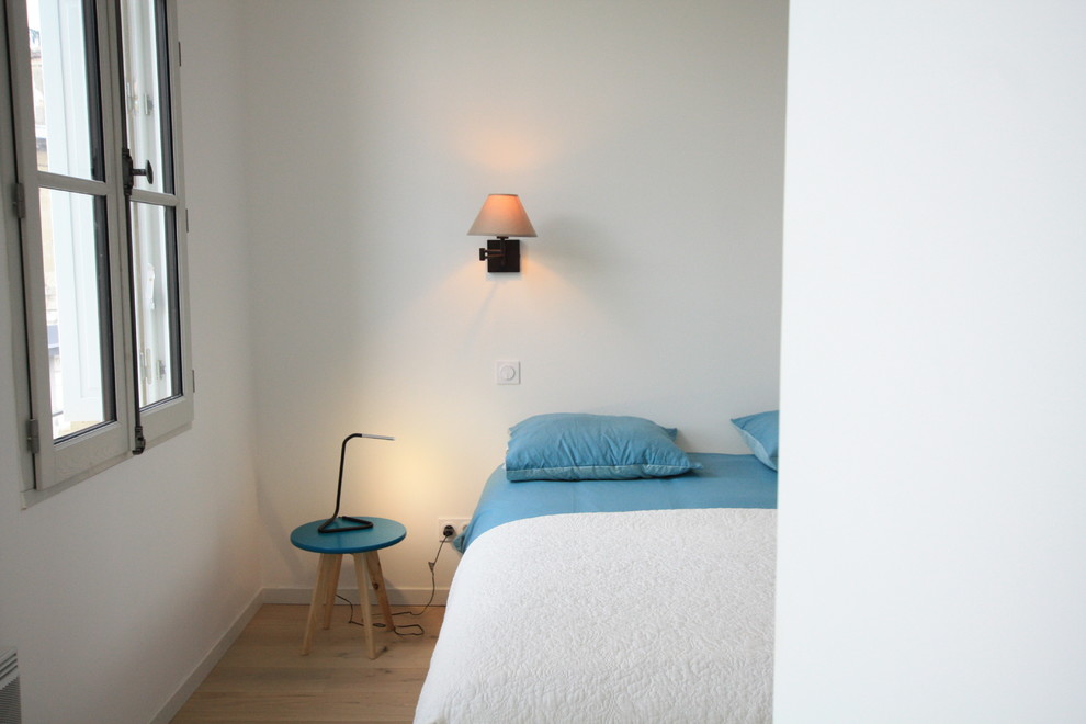 Inspiration for a scandinavian bedroom in Bordeaux.