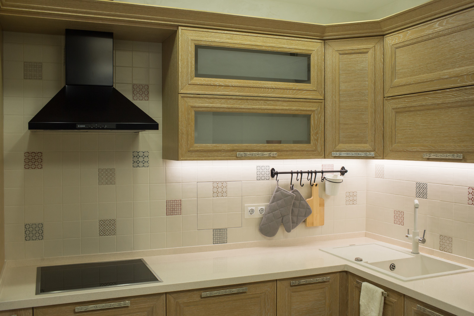 Городская кухня с лесным пейзажем