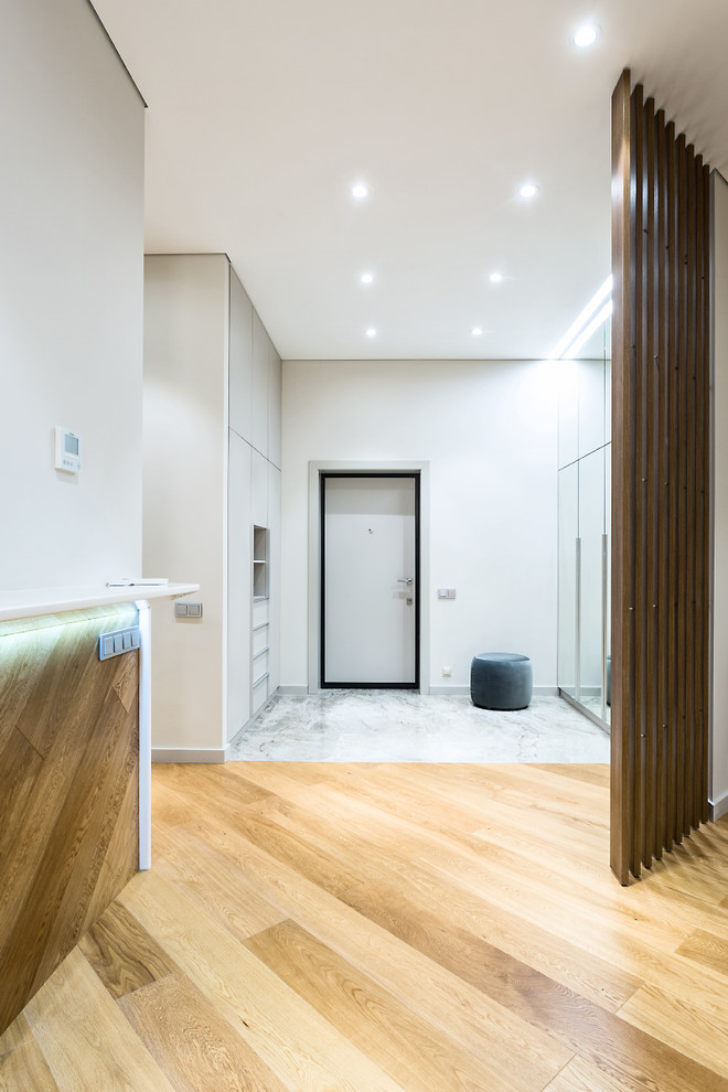 Просторная квартира с 2 спальнями в серых тонах.