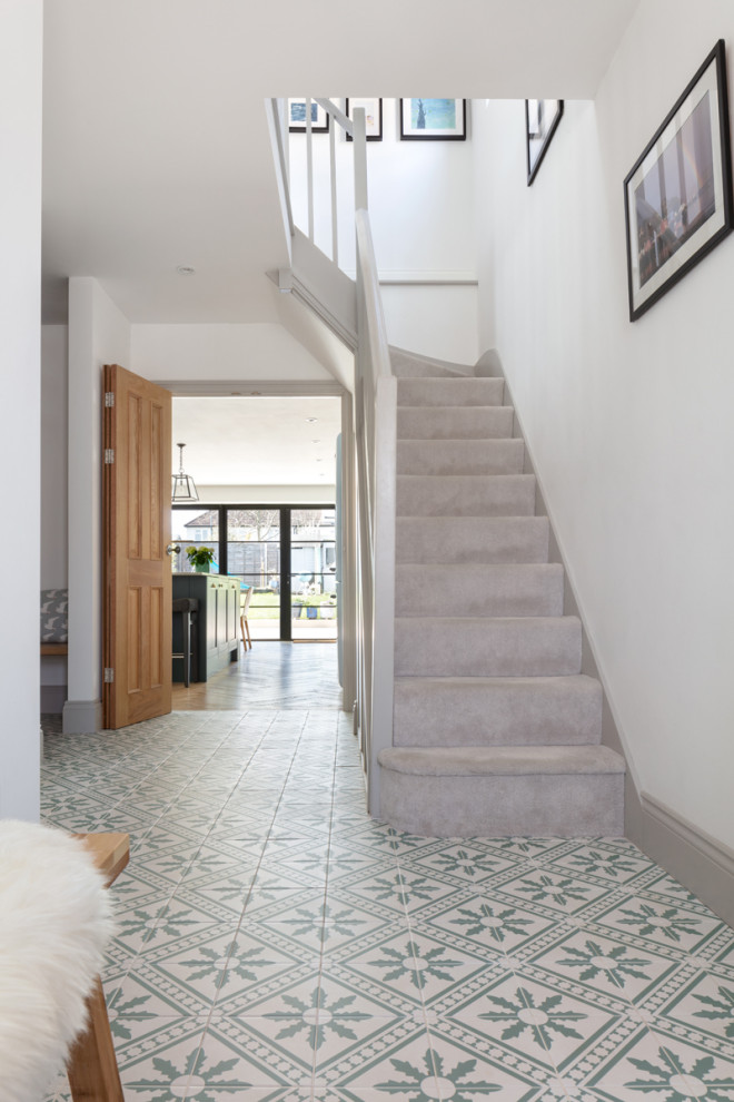 Источник вдохновения для домашнего уюта: коридор среднего размера в современном стиле с белыми стенами, полом из керамогранита и зеленым полом