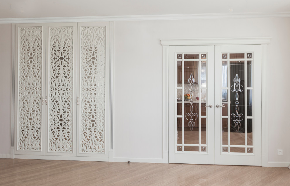 Mittelgroßes Klassisches Wohnzimmer mit weißer Wandfarbe, braunem Holzboden und freistehendem TV in Moskau