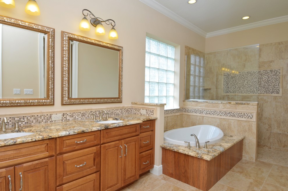 Inspiration för stora klassiska en-suite badrum, med luckor med upphöjd panel, skåp i ljust trä, ett platsbyggt badkar, en kantlös dusch, beige kakel, porslinskakel, beige väggar och klinkergolv i porslin
