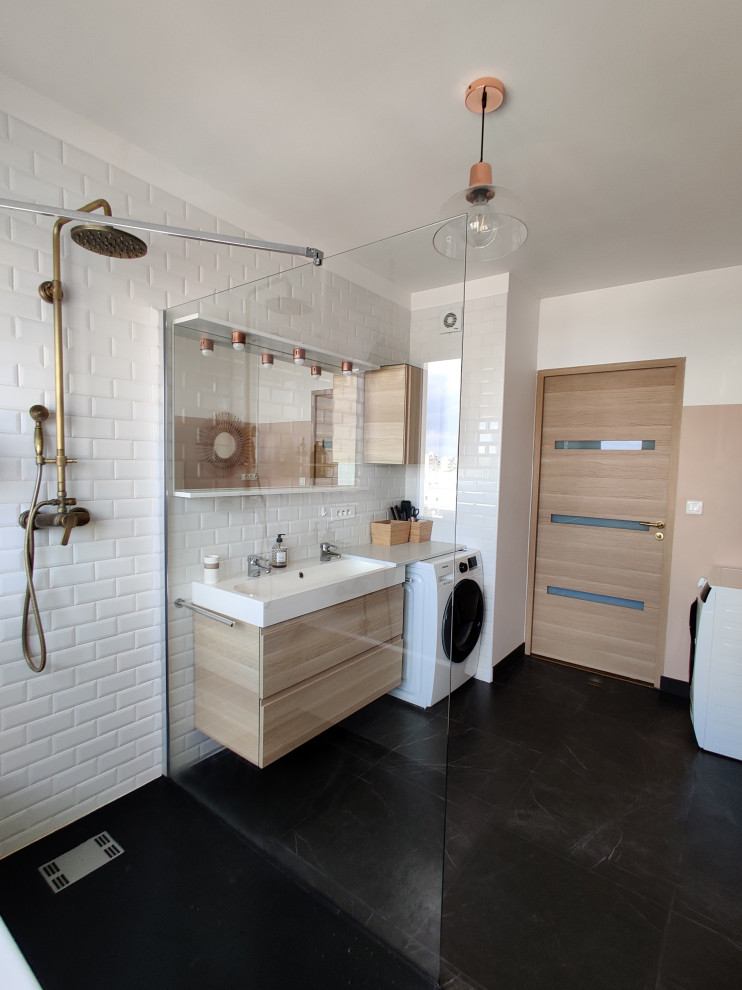 Пример оригинального дизайна: большая главная ванная комната в стиле ретро с полновстраиваемой ванной, открытым душем, белой плиткой, плиткой кабанчик, розовыми стенами, черным полом, тумбой под одну раковину и подвесной тумбой