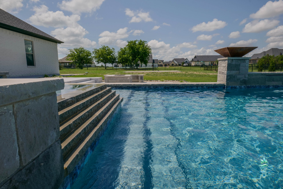 Geräumiger Mid-Century Schwimmteich hinter dem Haus in rechteckiger Form mit Sichtschutz und Dielen in Dallas