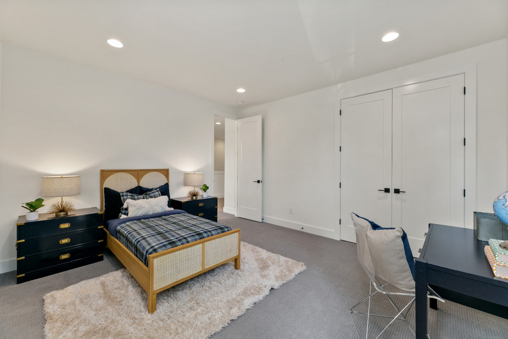Foto på ett mellanstort lantligt pojkrum kombinerat med sovrum och för 4-10-åringar, med vita väggar, heltäckningsmatta och grått golv