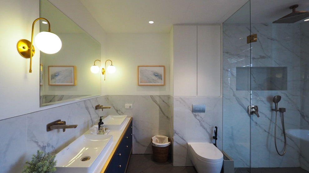 Inspiration for a contemporary bathroom in Singapore.