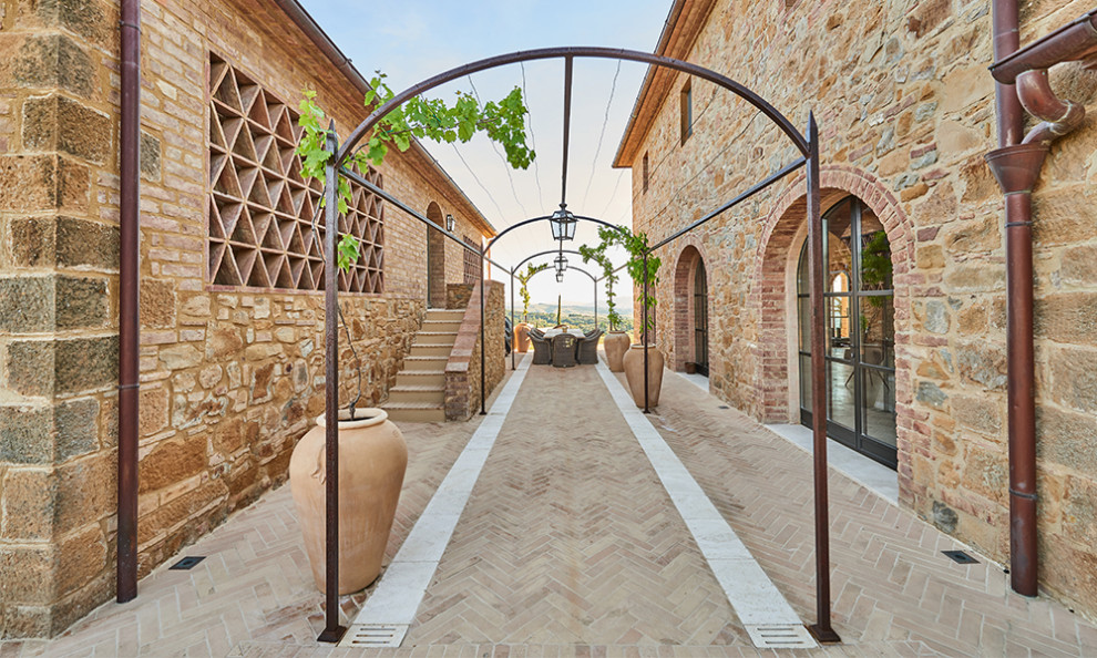 Immagine di un ampio patio o portico mediterraneo