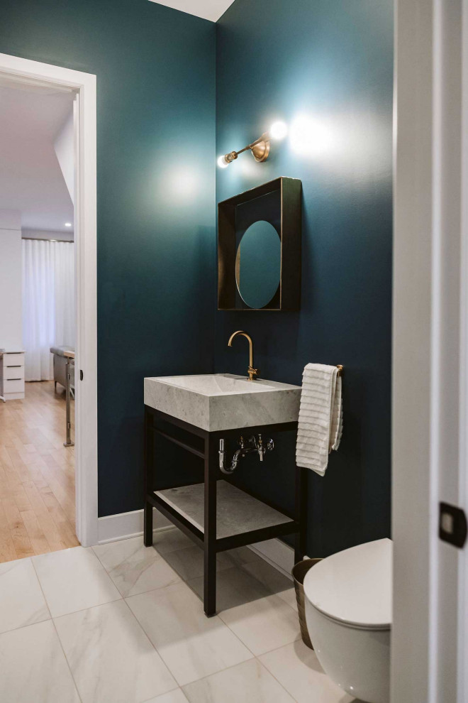 Cette image montre un WC suspendu bohème de taille moyenne avec des portes de placard grises, un mur bleu, un sol en carrelage de céramique, un lavabo intégré, un plan de toilette en quartz modifié, un sol blanc et un plan de toilette gris.