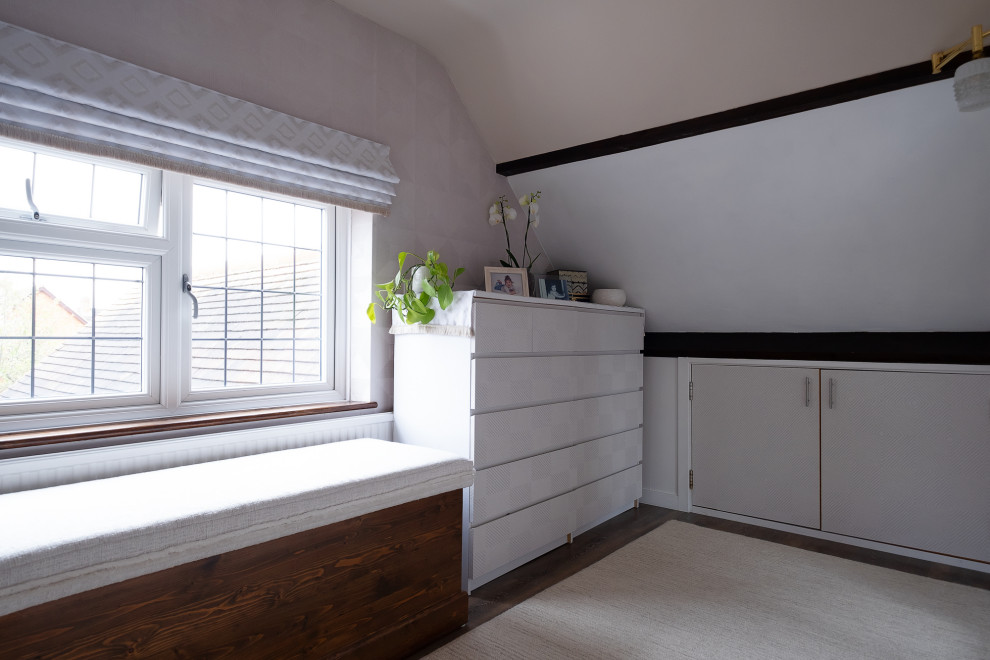 エセックスにある小さな北欧スタイルのおしゃれな主寝室 (ピンクの壁、無垢フローリング、壁紙) のレイアウト
