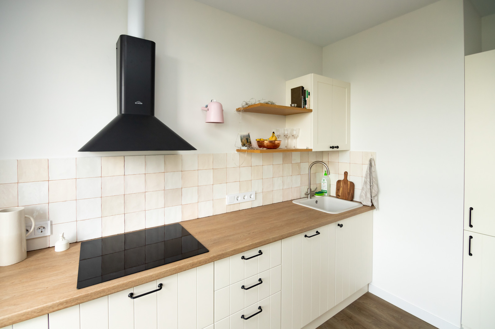 Светлая кухня в стиле скандинавский минимализм с деревянными элементами