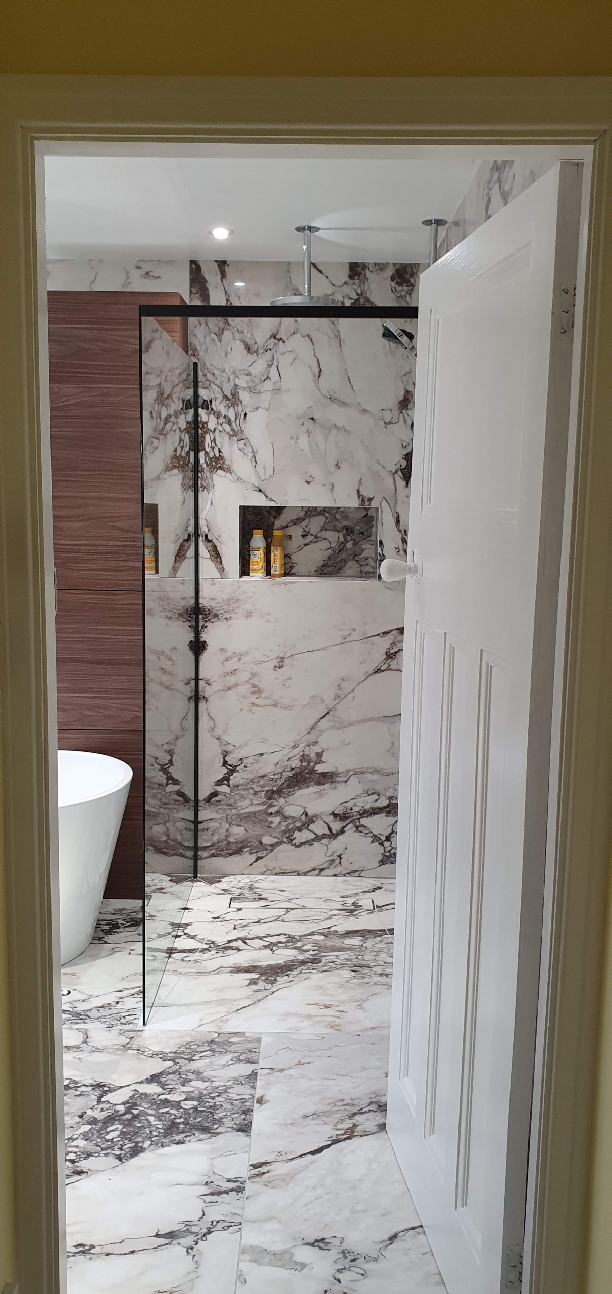 Bathroom with large format tiles