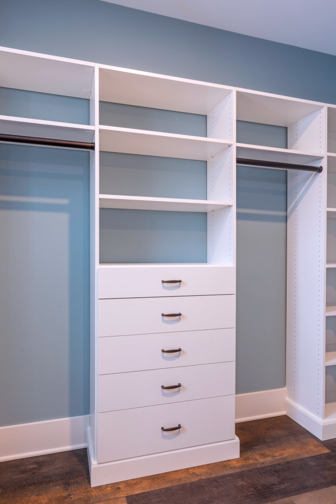Diseño de armario vestidor costero con armarios con paneles lisos y puertas de armario blancas