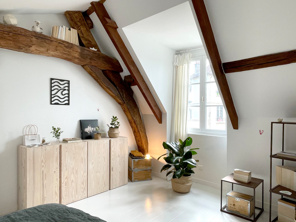 Ejemplo de dormitorio tipo loft, blanco y blanco y madera escandinavo de tamaño medio con paredes blancas, suelo de madera pintada, suelo blanco y vigas vistas