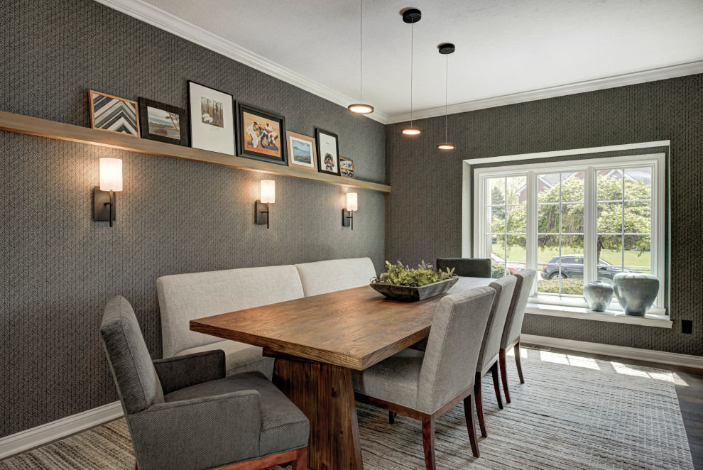 Esempio di una sala da pranzo aperta verso la cucina contemporanea di medie dimensioni con pareti grigie, parquet scuro, soffitto ribassato, pavimento blu e carta da parati