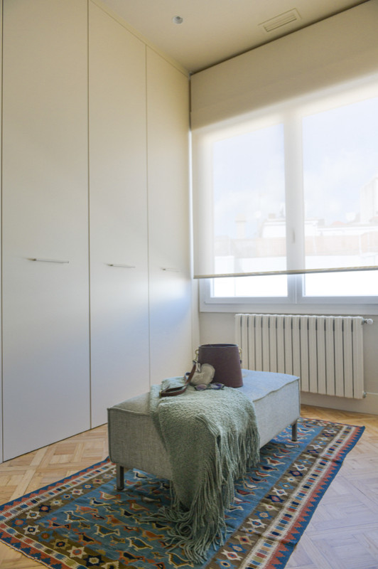 Foto de dormitorio principal clásico renovado con paredes multicolor y suelo de madera clara