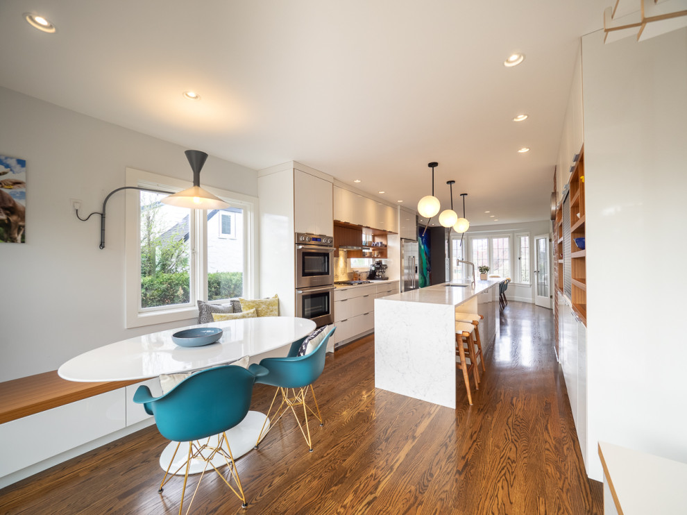 Kitchen - small transitional kitchen idea in Vancouver