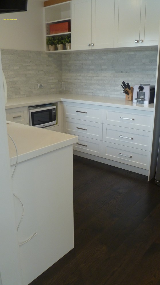 Kitchen - transitional kitchen idea in Melbourne