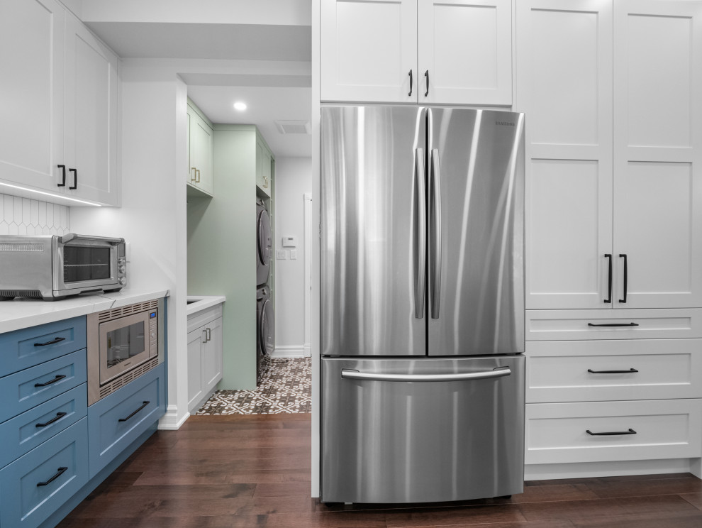 Transitional kitchen photo in Toronto