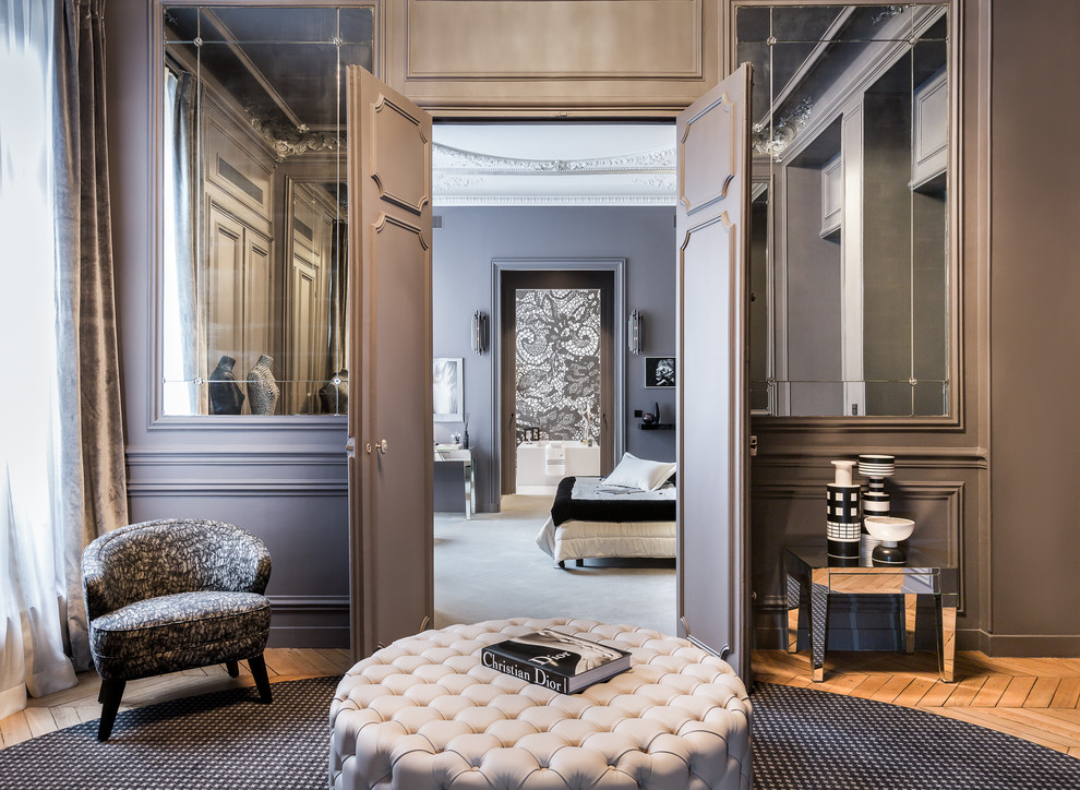 Inspiration for a transitional storage and wardrobe in Paris.