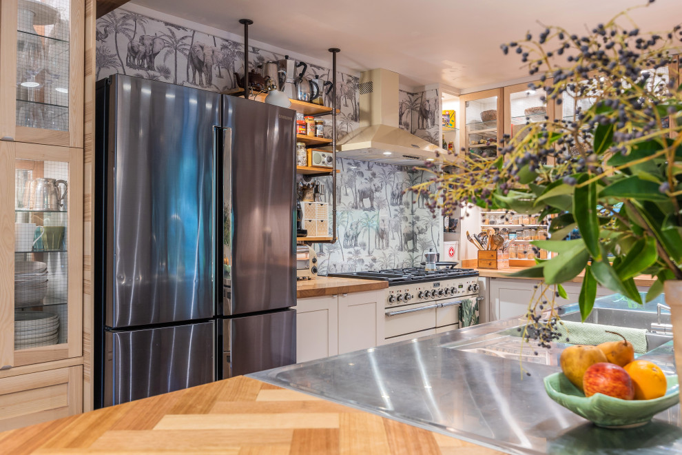 Стильный дизайн: угловая кухня-гостиная среднего размера в стиле фьюжн с двойной мойкой, пробковым полом, островом и коричневым полом - последний тренд