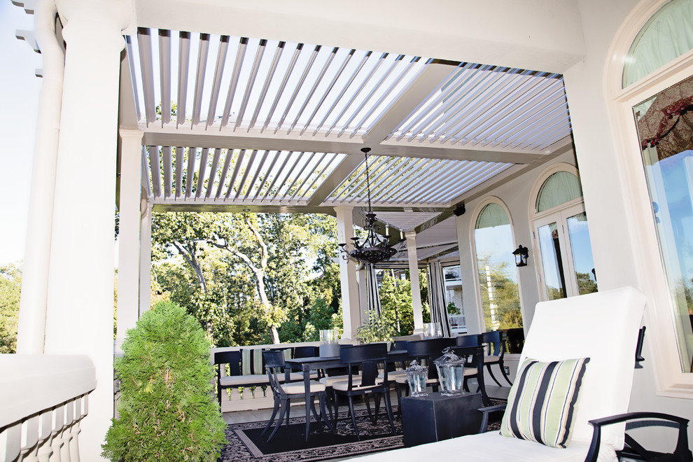 Island style patio photo in Los Angeles