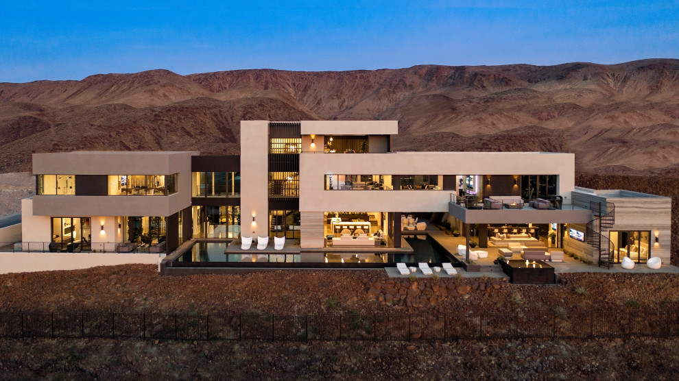 Geräumiges, Dreistöckiges Modernes Einfamilienhaus mit bunter Fassadenfarbe in Las Vegas