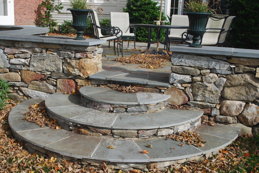 Mid-sized traditional backyard patio in New York.