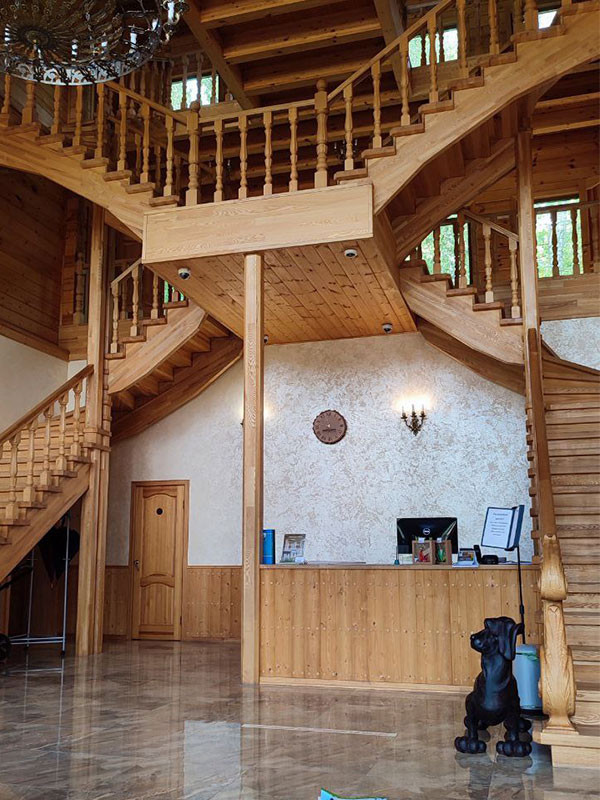 Отделка загородного отеля. Сочетание перламутрового песка с натуральным деревом