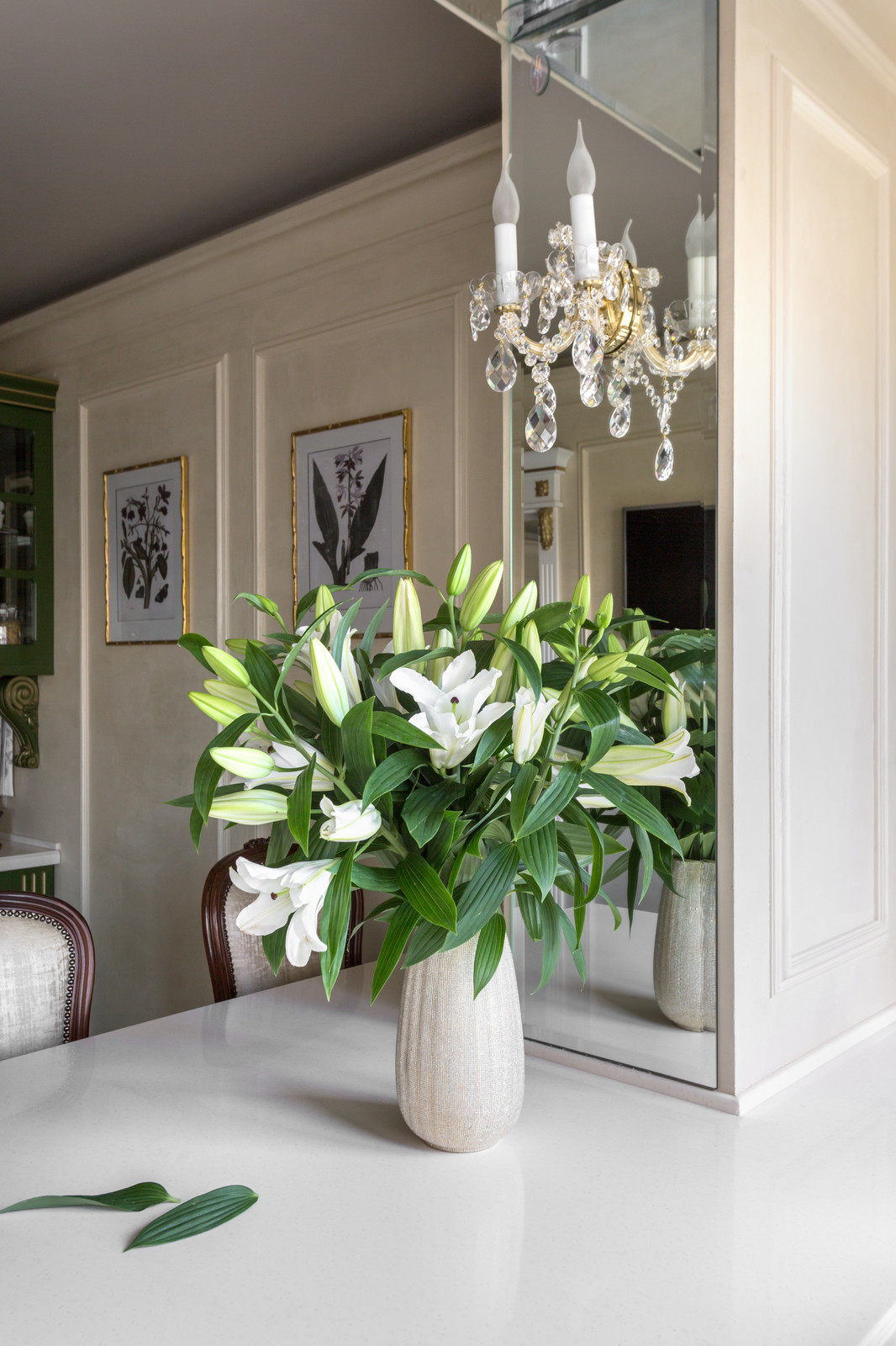 Квартира с зелёной кухней и романтичной ванной