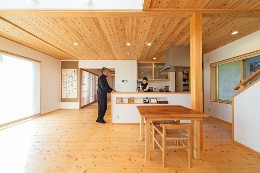 他の地域にあるモダンスタイルのおしゃれなダイニングの写真