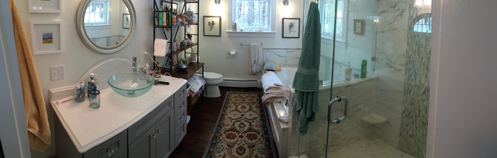 Imagen de cuarto de baño principal, único y a medida de estilo de casa de campo con bañera encastrada, baldosas y/o azulejos de mármol, lavabo sobreencimera y encimera de mármol